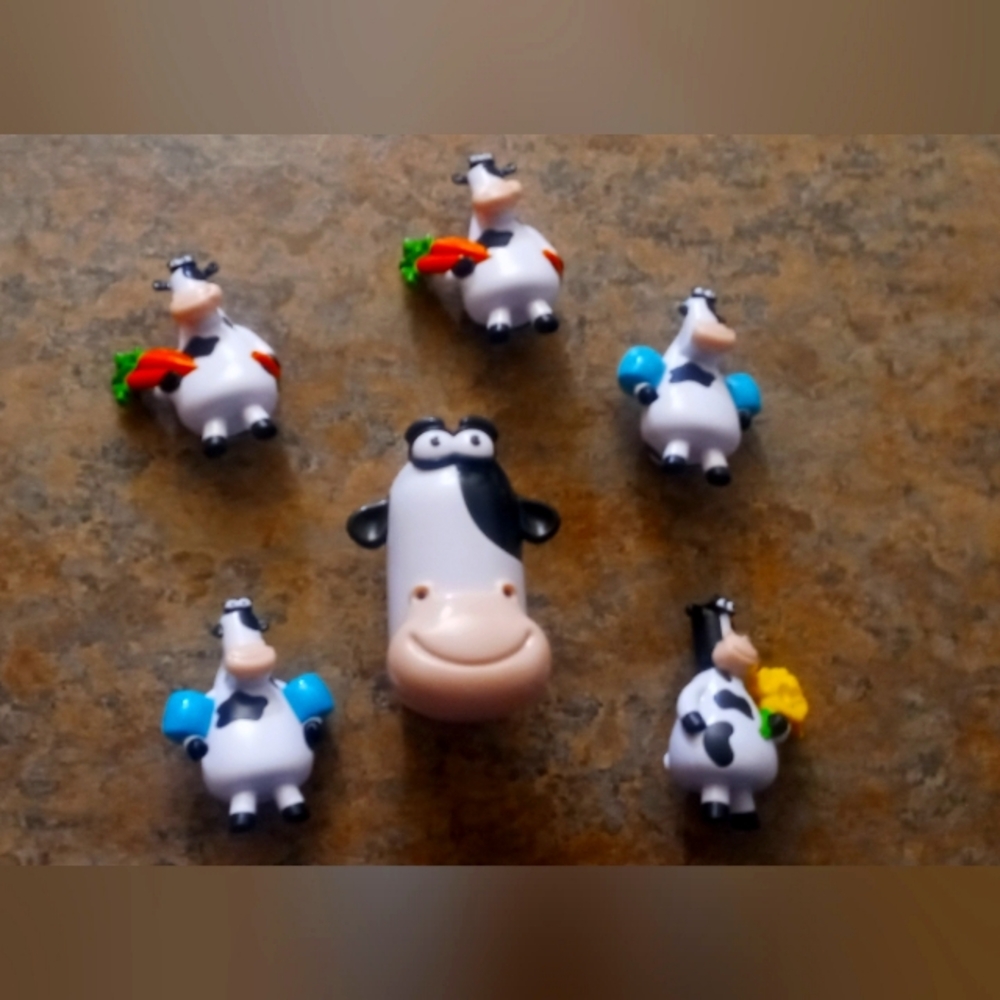 Chic flia toys cow kids Cow Bath Toys Set - White and Black Play Figures